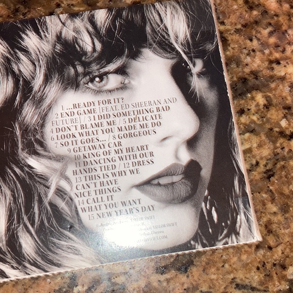 Taylor Swift reputation - Picture 2 of 6